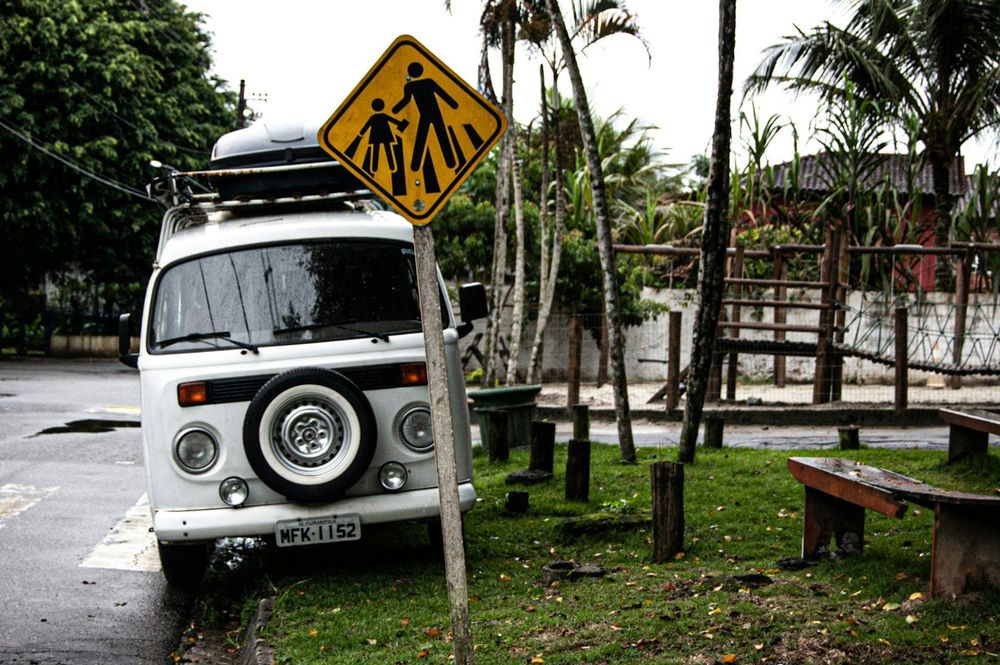 VW-Bus auf einem Stellplatz