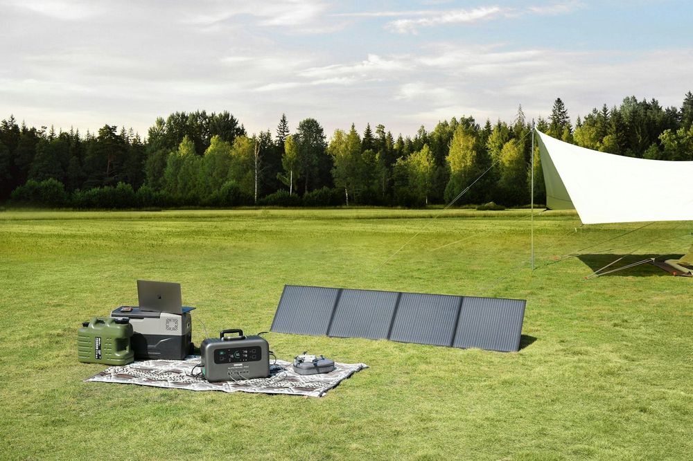 Mobile Solarpanels auf einer Wiese